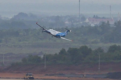 Máy bay Beechcraft KingAir 300 series bay hiệu chuẩn tại sân bay Long Thành.