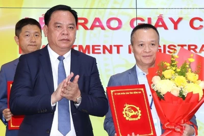 Phó Bí thư Tỉnh ủy, Chủ tịch Ủy ban nhân dân tỉnh Đồng Nai Võ Tấn Đức trao Giấy chứng nhận đầu tư cho một nhà đầu tư FDI.