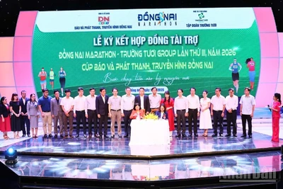 Lãnh đạo Báo và Phát thanh, Truyền hình Đồng Nai ký hợp đồng với một số doanh nghiệp tài trợ các giải đấu.