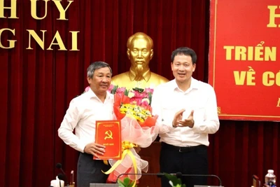 Đồng chí Vũ Hồng Văn, Bí thư Tỉnh ủy, Trưởng Đoàn đại biểu Quốc hội tỉnh Đồng Nai trao quyết định cho đồng chí Hồ Thanh Sơn. 