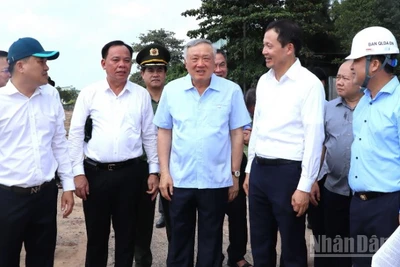 Phó Thủ tướng Thường trực Chính phủ Nguyễn Hòa Bình kiểm tra thực địa tiến độ di dời Khu công nghiệp Biên Hòa 1.