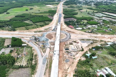 Các đơn vị thi công đang "chạy nước rút" để có thể thông xe kỹ thuật cao tốc Biên Hòa-Vũng Tàu và Vành đai 3-Thành phố Hồ Chí Minh trước ngày 19/12/2025. 