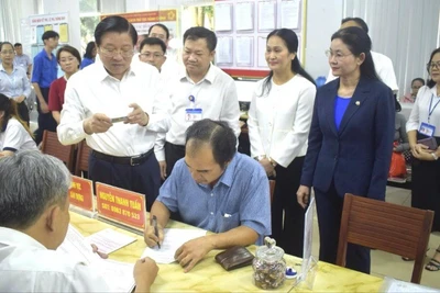 Đồng chí Phan Đình Trạc, Ủy viên Bộ Chính trị, Bí thư Trung ương Đảng, Trưởng ban Nội chính Trung ương đã kiểm tra tại Trung tâm phục vụ hành chính công phường Long Khánh.