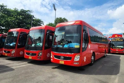 Các xe ô-tô được sử dụng để đưa, đón cán bộ từ Bình Phước sang Đồng Nai làm việc.