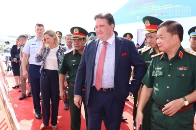 Thượng tướng Hoàng Xuân Chiến cùng Đại sứ Đặc mệnh toàn quyền Hợp chúng quốc Hoa Kỳ tại Việt Nam Marc Evans Knapper tại sự kiện ở sân bay Biên Hòa sáng 15/9.