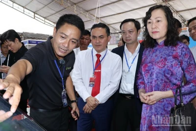 Lãnh đạo tỉnh Đồng Nai và đại biểu tham quan gian hàng trưng bày sản phẩm khoa học và công nghệ.