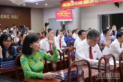 Các đại biểu Hội đồng nhân dân tỉnh Đồng Nai biểu quyết thông qua Nghị quyết tại kỳ họp.