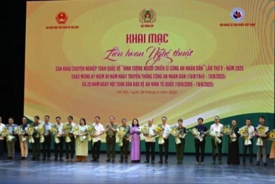 Lãnh đạo Bộ Công an và Bộ Văn hóa, Thể thao và Du lịch tặng hoa các đoàn.