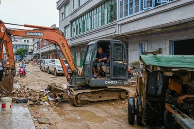 Công tác dọn dẹp vệ sinh sau mưa lũ ở thôn Hoàng Hoa, thị trấn Thạch Giác, huyện Phật Cương, thành phố Thanh Viễn, tỉnh Quảng Đông, Trung Quốc. (Ảnh: Tân Hoa xã)