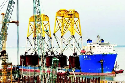 Sản xuất chân đế điện gió ngoài khơi tại cảng PTSC Vũng Tàu. (Ảnh HOÀNG ANH)