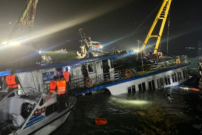 Tàu Vịnh Xanh 58, BKS QN 7105 đã được trục vớt và lai dắt về bờ.