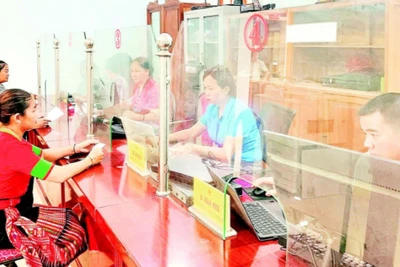 Cán bộ Trung tâm Phục vụ hành chính xã Yên Na, tỉnh Nghệ An nỗ lực vượt khó, phục vụ nhân dân ngày càng tốt hơn.