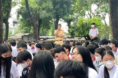 Cảnh sát giao thông tuyên truyền tại nhà trường.