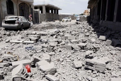 Cảnh đổ nát sau các cuộc không kích nhằm vào các mục tiêu của Houthi tại Sanaa, Yemen. (Ảnh: THX/TTXVN)