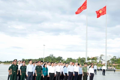 Tổng Bí thư Tô Lâm và đoàn công tác Trung ương dâng hoa, dâng hương trước Tượng đài Chủ tịch Hồ Chí Minh tại Quảng trường Hồ Chí Minh. Ảnh: Thống Nhất – TTXVN.