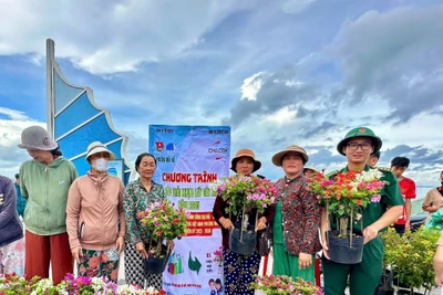 Ủy ban nhân dân phường Mũi Né tổ chức chương trình Đổi rác thải nhựa lấy cây hoa giấy năm 2025.