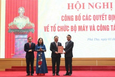 Đồng chí Đặng Xuân Phong, Bí thư Tỉnh ủy Phú Thọ trao quyết định thành lập Đảng bộ các cơ quan Đảng tỉnh Phú Thọ.