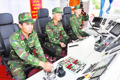 Chiến sĩ Tàu 51-11-86, Lữ đoàn 649 nghiên cứu làm chủ trang thiết bị hiện đại, bảo đảm vận hành phương tiện vận tải an toàn, hiệu quả. (Ảnh ĐĂNG KHOA)