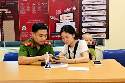 Công an xã Vạn Hòa, thành phố Lào Cai (tỉnh Lào Cai) hướng dẫn người dân thực hiện thủ tục hành chính qua ứng dụng VNeID.