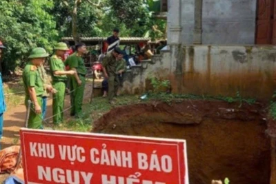 Công an xã Mường Hoa cùng lực lượng dân quân và người dân kịp thời di dời hai hộ dân ra khỏi khu vực sụt lún nguy hiểm.