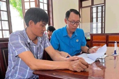 Đại diện Trung tâm Tư vấn pháp luật Công đoàn, Liên đoàn Lao động tỉnh Đồng Nai hỗ trợ pháp lý cho người lao động. (Ảnh HÀ ANH CHIẾN)