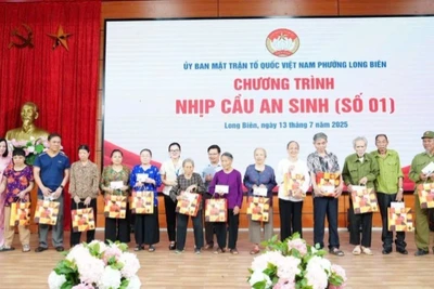 Ủy ban Mặt trận Tổ quốc Việt Nam phường Long Biên tổ chức chương trình “Nhịp cầu an sinh" nhân dịp kỷ niệm 78 năm ngày Thương binh - Liệt sĩ.