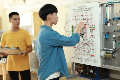 Đào tạo nguồn nhân lực phải gắn với nhu cầu sử dụng lao động thực tế. Trong ảnh: Sinh viên Khoa Điện-Cơ điện tử, Trường đại học Phương Đông trong tiết thực hành. (Ảnh THẾ ĐẠI)
