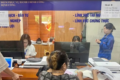 Người dân làm thủ tục chứng thực tại phường Định Công, Hà Nội.