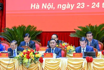 Đồng chí Trần Cẩm Tú, Ủy viên Bộ Chính trị, Thường trực Ban Bí thư, Bí thư Đảng ủy các cơ quan Đảng Trung ương cùng các đồng chí Đoàn Chủ tịch điều hành Đại hội. (Ảnh DUY LINH)