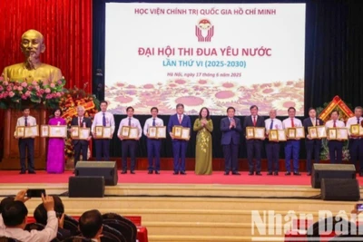 Đồng chí Nguyễn Xuân Thắng, Ủy viên Bộ Chính trị, Giám đốc Học viện Chính trị quốc gia Hồ Chí Minh, Chủ tịch Hội đồng Lý luận Trung ương và đồng chí Võ Thị Ánh Xuân, Ủy viên Trung ương Đảng, Phó Chủ tịch nước, Phó Chủ tịch thứ nhất Hội đồng Thi đua - Khen thưởng Trung ương tặng bằng khen biểu dương, tôn vinh các cá nhân điển hình tiên tiến. (Ảnh: DUY LINH)