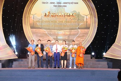 Lãnh đạo Tỉnh ủy Vĩnh Long tặng hoa cho đại diện các đơn vị, tổ chức tài trợ Lễ hội Ok Om Bok năm 2025.