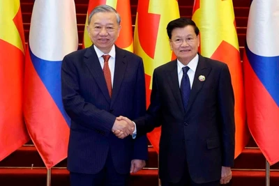 Tổng Bí thư Tô Lâm và Tổng Bí thư, Chủ tịch nước Lào Thongloun Sisoulith đồng chủ trì Cuộc gặp cấp cao giữa Đảng Cộng sản Việt Nam và Đảng Nhân dân Cách mạng Lào. (Ảnh: TTXVN)