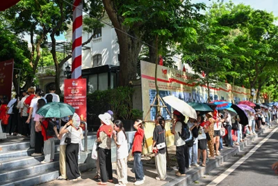 Người dân xếp hàng dài đợi nhận ấn phẩm đặc biệt tại trụ sở Báo Nhân Dân.