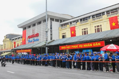 Nhiều nhà bạt phục vụ nhân dân được dựng trên nhiều tuyến phố tại Hà Nội.