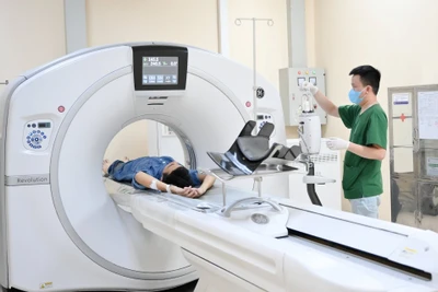 Chụp chiếu hình ảnh cho bệnh nhân tại Khoa Chẩn đoán hình ảnh, Bệnh viện Thanh Nhàn (Hà Nội). (Ảnh THẾ ĐẠI)