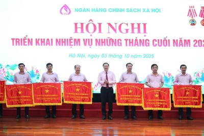 Tổng Giám đốc Dương Quyết Thắng trao tặng Cờ thi đua của Ngân hàng Nhà nước năm 2024 cho các đơn vị trong hệ thống Ngân hàng Chính sách xã hội.