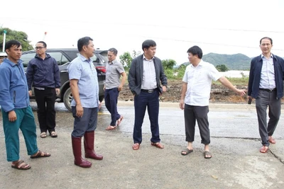 Giám đốc Sở Nông nghiệp và Môi trường tỉnh Đắk Lắk Nguyễn Minh Huấn (người đứng thứ 3 từ phải sang) và Đoàn công tác của Sở đã trực tiếp đi kiểm tra chỉ đạo công tác ứng phó với mưa lũ tại hai xã Yang Mao và xã Cư Pui bị ngập lụt nặng. 