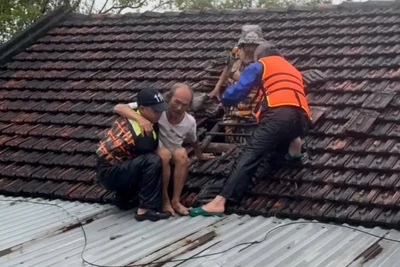 Các lực lượng chức năng tỉnh Đắk Lắk ứng cứu người dân ở vùng ngập lụt nặng.