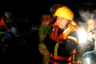 Lực lượng chức năng di dời hơn 200 hộ dân bị cô lập tại thôn Ea Hăn, thôn Yang Hanh, xã Yang Mao ra khỏi vùng nguy hiểm đến nơi an toàn ngay trong đêm.