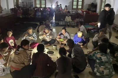 Người dân xã Xuân Cảnh quây quần dùng bữa tối tại Doanh trại Đồn Biên phòng Xuân Hòa trong thời gian trú tránh bão số 13.