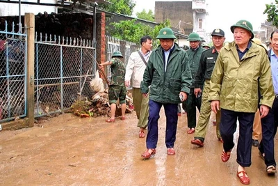 Phó Thủ tướng Thường trực Chính phủ Nguyễn Hòa Bình kiểm tra tình hình mưa lũ trên địa bàn xã Tuy An Tây. 