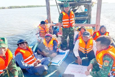 Cán bộ chiến sĩ Đồn Biên phòng Vĩnh Hải cùng tàu cá ngư dân Đinh Văn Hạo đưa 7 công nhân vào bờ 