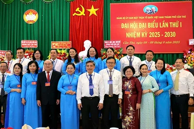 Lãnh đạo thành phố Cần Thơ chụp ảnh với Ban Chấp hành mới.