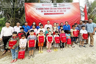 Tặng quà cho các em thiếu nhi ấp 13 trong ngày khánh thành cầu.