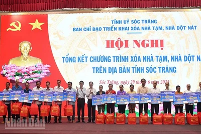 Lãnh đạo tỉnh Sóc Trăng trao quà và nhà cho hộ nghèo.