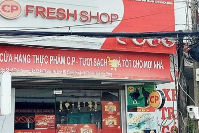 Một cửa hàng kinh doanh thực phẩm vi phạm giấy chứng nhận an toàn thực phẩm hết hạn.