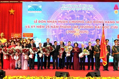 Lãnh đạo Trường đại học Cửu Long đón nhận Huân chương lao động hạng Nhì. 