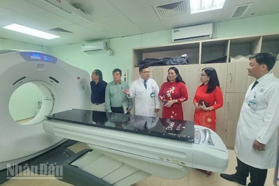 Hệ thống xạ trị bằng máy gia tốc tuyến tính điều trị ung thư tại Bệnh viện đa khoa tỉnh Vĩnh Long. 