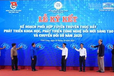 Đại biểu thực hiện nghi thức bấm nút để phát động triển khai chương trình. 