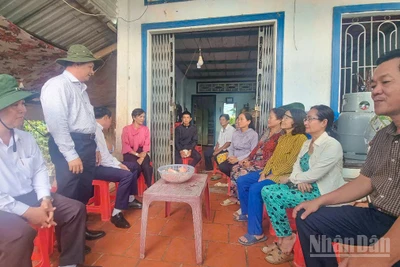 Bí thư Tỉnh ủy Vĩnh Long Trần Văn Lâu chia sẻ khó khăn với người dân cồn Thanh Long. 